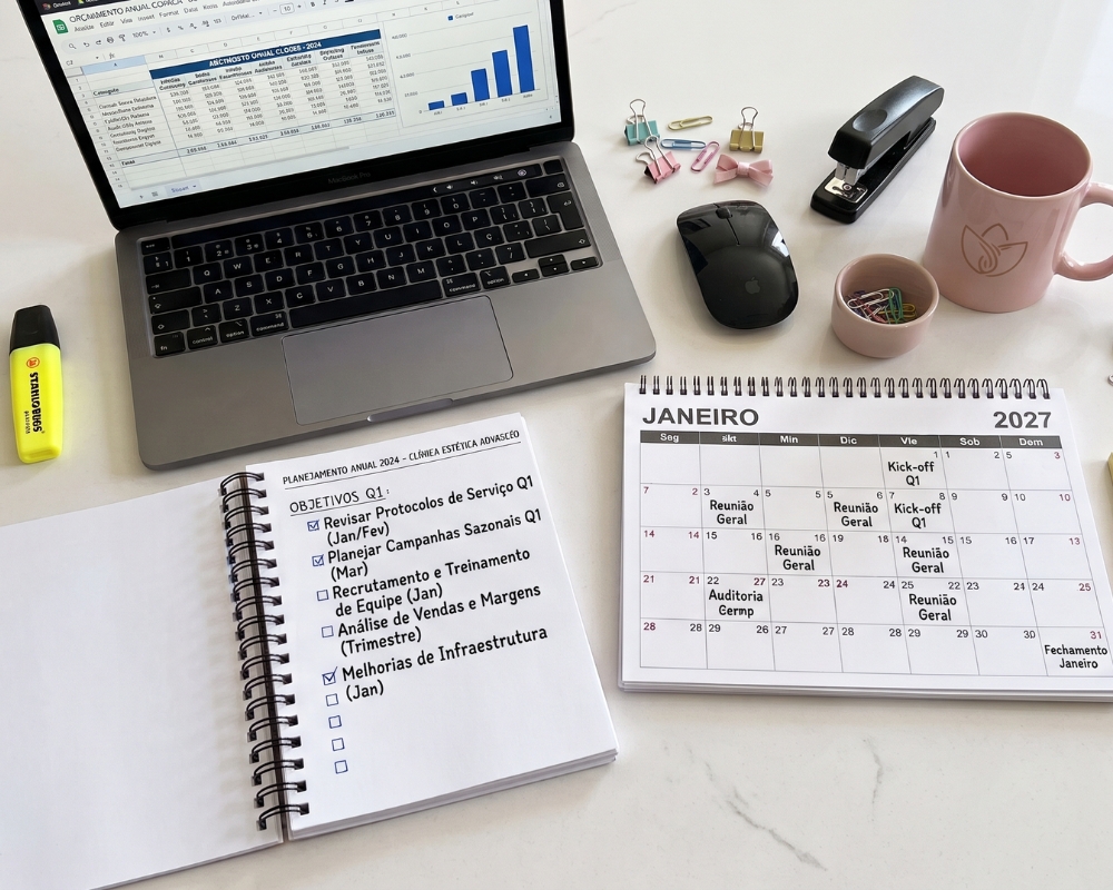 Computado na mesa com Calendário do marketing estético